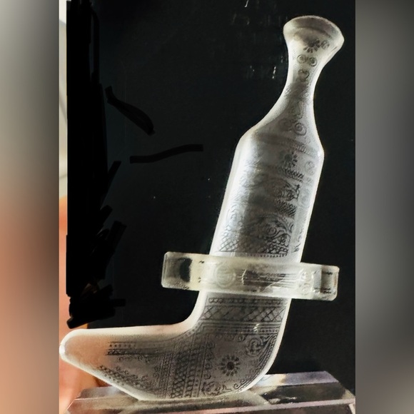 Etched Glass Decorative Knife

Crystal Dagger | Crystal Omani Khanjar - Picture 3 of 4